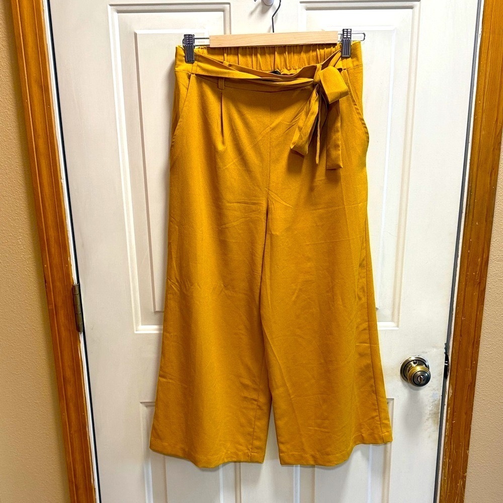 Lulu’s Mustard Yellow High Waist  Wide-Leg Cropped Pants with Belt size M